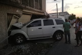 Conductora de camioneta derriba la cochera de una casa y poste de concreto, en Las Carolinas. (EL SIGLO DE TORREÓN)