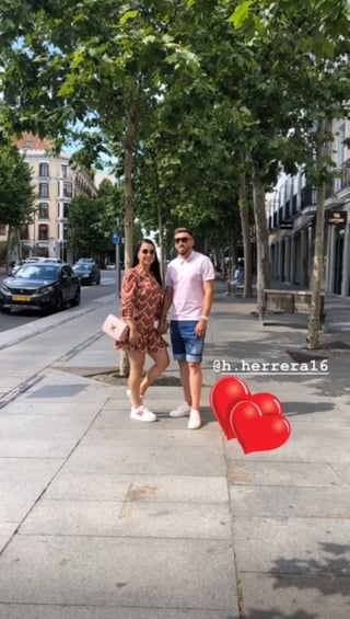 La esposa de Miguel Herrera publicó una foto en la que aparecen paseando en Madrid, lo que abre los rumores a su posible llegada. (ESPECIAL)