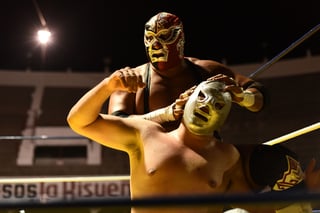 El gladiador lagunero enfrentó a ilustres personajes de la lucha libre mexicana, como al Hijo y al Nieto del Santo, por lo que será reconocida su gran trayectoria, con una función dentro de la 'Gira de Conquista AAA'. (ARCHIVO)