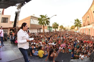 Cerca de 15 mil personas acudieron al cierre de Anavel Fernández, en el que la candidata agradeció el apoyo ciudadano. (EL SIGLO DE TORREÓN)