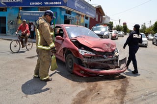 El choque entre un Peugeot y una camioneta Ranger se registró en el par vial de la Fierro del municipio de Matamoros. (EL SIGLO DE TORREÓN)