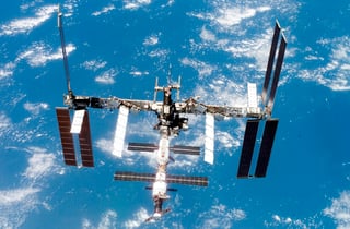 La probabilidad de un impacto de basura especial contra la Estación Espacial Internacional (EEI) se incrementó en un 5 por ciento. (ARCHIVO)