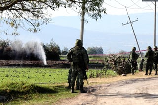 Vecinos de la comunidad de Ulapa, en el municipio de Tetepango, Hidalgo, se confrontaron con elementos militares para evitar que clausuraran tres tomas clandestinas, lo cual originó agresiones verbales y un operativo por aire y tierra. (ARCHIVO)