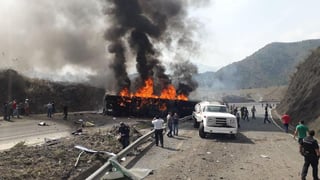 Un accidente registrado esta mañana entre un tráiler y un autobús de turismo en la Autopista Acatzingo-Ciudad Mendoza, a la altura de Cumbres de Maltrata, en la zona montañosa de Veracruz, dejó al menos 20 personas muertas y 15 heridas. (TWITTER)
