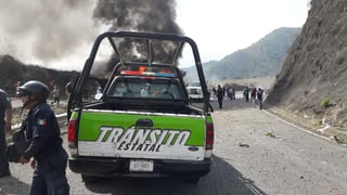 Al menos dos personas fallecidas dejó de manera preliminar un aparatoso accidente vehicular en la zona montañosa central de Veracruz. (TWITTER)