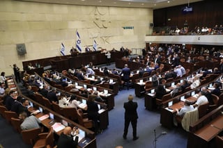 Tras agotarse el plazo para el acuerdo del Ejecutivo, la Cámara aprobó por mayoría, 75 a 45, la disolución del Parlamento. (EFE)