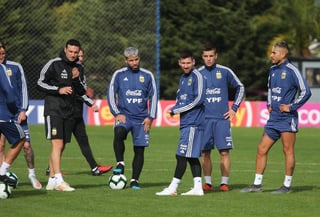 Lionel Messi (c) entrenó ayer con sus compañeros, luego de que el martes no pudo hacerlo porque su vuelo tuvo un retraso. (EFE)