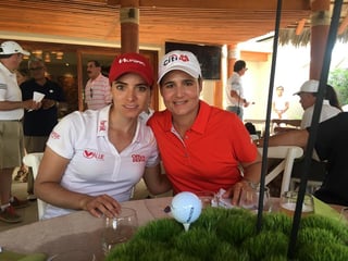 Lorena Ochoa (d) y Gaby López durante un torneo de golf en septiembre del año pasado. (CORTESÍA)