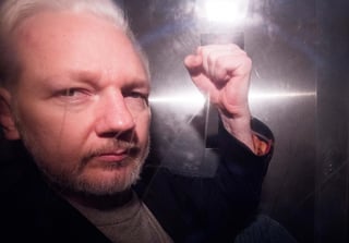 Estaba previsto que Assange compareciera desde prisión a través de una videoconferencia en una breve vista de extradición en la Corte de Magistrados de Westminster. (ARCHIVO)