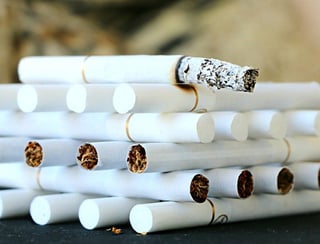 Unas 60,000 personas mueren por enfermedades asociadas al tabaco en México cada año, por lo que es necesario mejorar las campañas de información y prevención al respecto, considero este jueves una especialista. (TWITTER)