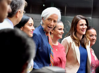 La directora-gerente del Fondo Monetario Internacional (FMI), Christine Lagarde, advirtió que las mujeres serán las más afectadas con la robotización del trabajo. (NOTIMEX)