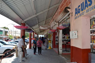 Comerciantes del mercado resienten la poca movilidad económica que hay actualmente en el municipio. (EL SIGLO DE TORREÓN/CLAUDIA LANDEROS)