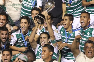 El defensor argentino Carlos Izquierdoz levantó el título de campeón en aquel Clausura 2015, donde vencieron en la final a Querétaro por marcador global de 5-3. (ARCHIVO)