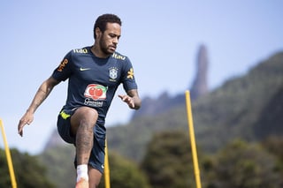 Neymar salió cojeando el martes del primer entrenamiento pleno de la selección de Brasil. (EFE)
