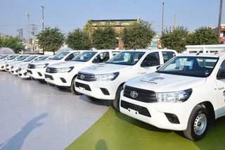 La entrega de los vehículos de motor estuvo encabezada por el alcalde de Torreón, Jorge Zermeño Infante.