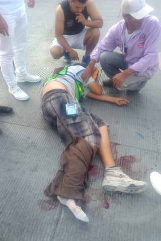 El motociclista lesionado fue auxiliado por paramédicos de Cruz Roja y trasladado a la clínica 46 del IMSS para su atención.