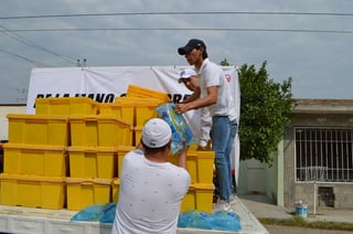 Acompañados por cuadrillas voluntarios del partido, los regidores entregaron alrededor de 60 mil litros de agua potable 