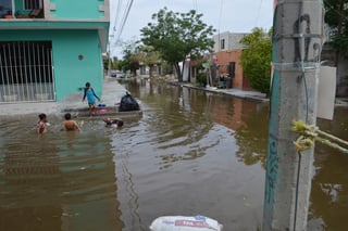 Tal como ocurrió en septiembre pasado, inundaciones afectaron de nueva cuenta a vecinos de la colonia División del Norte de Torreón, algunos cruces incluso fueron bloqueados al paso vehicular.