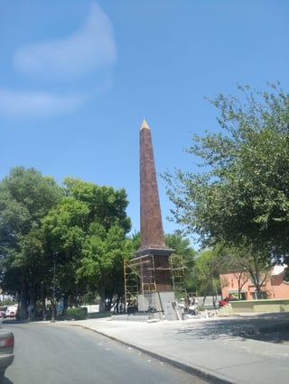 Siguen los trabajos del obelisco en la plaza de la Revolución.