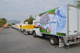 Regidores del PRI en Torreón, acompañados de voluntarios de su partido, repartieron 60 mil litros de agua durante el sábado.
