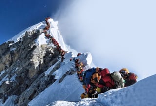 El 'embotellamiento' en la cima del Everest causó varias muertes en esta temporada.