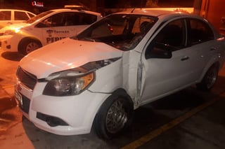 El vehículo Chevrolet Aveo modelo 2013 de color blanco se impactó contra un poste de concreto en Las Magdalenas.