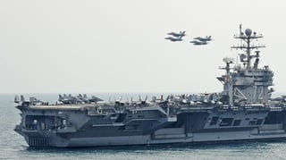 Un bombardero B-52 y un portaaviones de Estados Unidos realizaron un ejercicio juntos en el mar Arábico en medio de tensiones con Irán, informó el domingo el ejército estadounidense. (ARCHIVO)