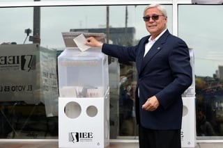 El candidato de la coalición Juntos Haremos Historia a la gubernatura de Baja California, Jaime Bonilla, emitió su voto esta mañana en la ciudad de Tijuana. (TWITTER)