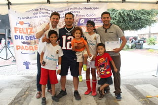 Luis Israel Martínez se puso de inmediato su jersey de Tom Brady, siendo felicitado por Moisés Arce, director del IMD de Torreón. (ESPECIAL)