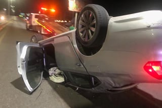 El vehículo Volkswagen Passat terminó volcado luego de impactarse contra un poste sobre la carretera Torreón-San Pedro.