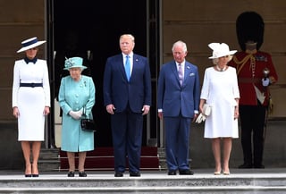 El presidente y la primera dama, Melania Trump, llegaron a los jardines del palacio en el helicóptero Marine One de EUA, en una jornada calurosa y ligeramente nubosa en la capital británica, donde fueron recibidos por el príncipe Carlos y su esposa Camilla. (EFE)
