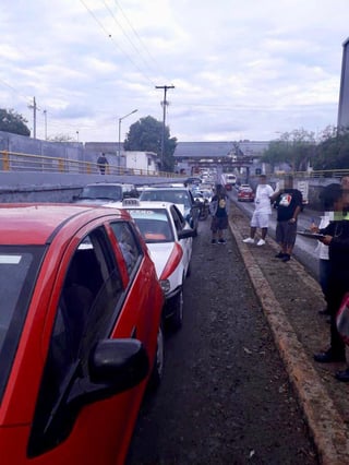 Alrededor de las 08:20 horas se reportó al Sistema de Emergencia 911, un accidente de tránsito en la subida del desnivel de la calle Urrea a la altura de la avenida Auza del municipio de Gómez Palacio. (EL SIGLO DE TORREÓN)
