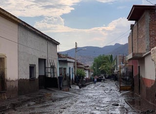 El desbordamiento del río Agua Fría, que cruza la cabecera municipal de San Gabriel, al sur de Jalisco, provocó la muerte de una persona y la desaparición de cinco más, entre ellas un menor de edad. (NOTIMEX)