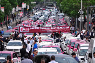 Integrantes del Movimiento Nacional Taxista (MNT) realizan este lunes bloqueos de los principales accesos y salidas carreteras de la Ciudad de México. (NOTIMEX)