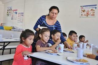 Los alimentos son preparados dentro de comedores en las escuelas o muy cerca de ellas por los padres de familia. (ARCHIVO)