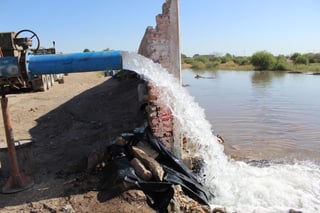 El Gobierno del Estado y el Simas acordaron esta mañana la perforación de cuatro pozos en Torreón de manera que se busca mitigar el desabasto de agua potable en algunos sectores de la ciudad y sustituir las norias que ya caducaron y que tienen antigüedad de 20 ó 30 años. (ARCHIVO)