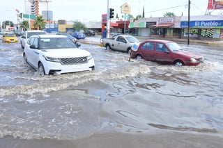Las lluvias provocaron 'apagones' de electricidad y severos encharcamientos en vialidades.
