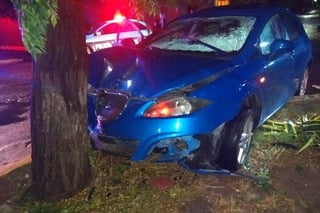 El vehículo Seat de color azul se subió a una glorieta y terminó impactándose contra un árbol en la colonia Navarro de Torreón. (EL SIGLO DE TORREÓN)
