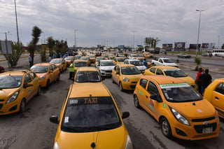 Los taxistas se plantaron a las 10:00 horas de ayer lunes sobre algunos de los carriles del periférico de Torreón. (EL SIGLO DE TORREÓN)