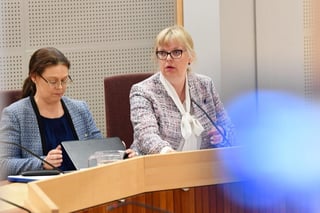 La fiscal adjunta Eva-Marie Persson (d) asiste a la vista sobre la orden de detención contra el fundador de WikiLeaks en Uppsala. (EFE)