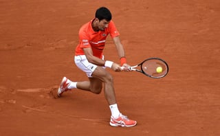 Novak Djokovic se impuso fácilmente 6-3, 6-2 y 6-2 a Jan-Lennard Struff para avanzar a los cuartos de final de Roland Garros. (EFE)