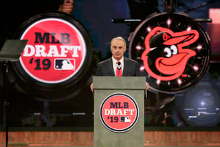 El comisionado de Grandes Ligas, Rob Manfred, anuncia Adley Rutschman como la primera selección del Draft. (AP)