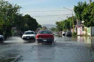 En caso de tormenta, si no es urgente conducir el vehículo, espere el tiempo prudente a que cese la lluvia y escuche las indicaciones por la radio o mediante las redes sociales. (ARCHIVO)