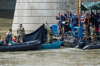 Buzos húngaros y surcoreanos continúan con el operativo de búsqueda y rescate, que se ve obstaculizado por la rápida corriente del Danubio, que generalmente está muy caudaloso en la primavera y tiene cero visibilidad bajo el agua. (EFE)
