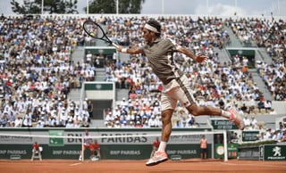 El suizo Roger Federer se impuso en un duro duelo 7-6, 4-6, 7-6, 6-4 a su compatriota Stanislas Wawrinka. (EFE)