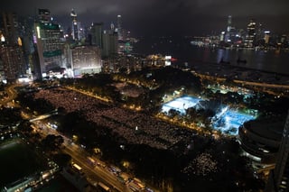 Participantes asisten a una vigilia anual en recuerdo a las víctimas de la matanza de Tiananmen en el 30 aniversario de la masacre en el parque Victoria Park de Hong Kong (China), este martes. (EFE)