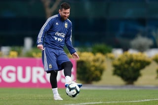 Lionel Messi dijo que cuando era juvenil mandaba videos suyos a la Asociación del Fútbol Argentino, AFA para que lo convocaran por primera vez porque jugar con la Albiceleste era 'su sueño'. (EFE)