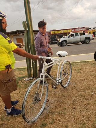 Colocan bicicleta blanca para honrar a Marcela y Pedro quienes fallecieron tras ser embestidos cuando iban a bordo de un triciclo.