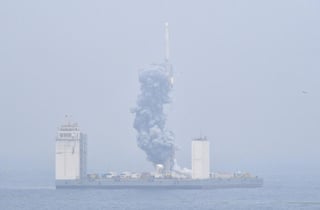 China lanza con éxito por primera vez un cohete desde una plataforma móvil en la costa del Mar Amarillo. (EFE)
