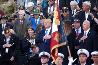 Trump centró su intervención en las historias personales de los veteranos que participaban en la ceremonia, a los que rindió tributo por su papel en la liberación de Europa. (EFE)